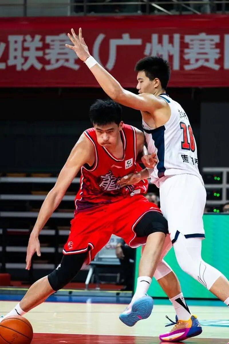 包含今夜广州队备战CBA季后赛罗马今晨伤情更新，媒体一致点评：阿扎伦卡与40激战切尔西分钟的词条